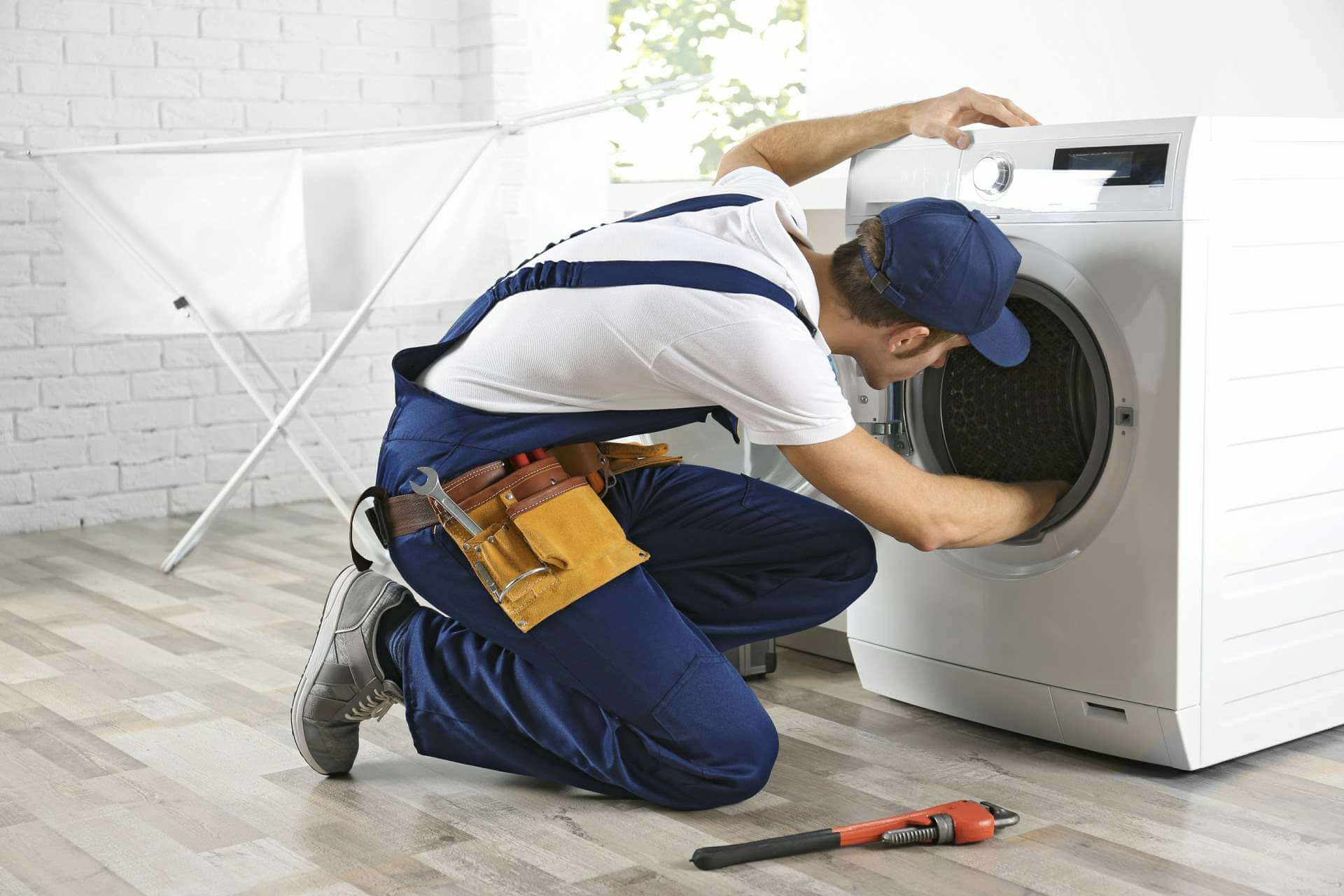 Técnico del servicio técnico Indesit reparando electrodomésticos en Alba de Tormes