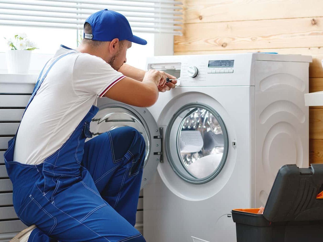 Técnico reparando electrodoméstico Indesit en Alba de Tormes